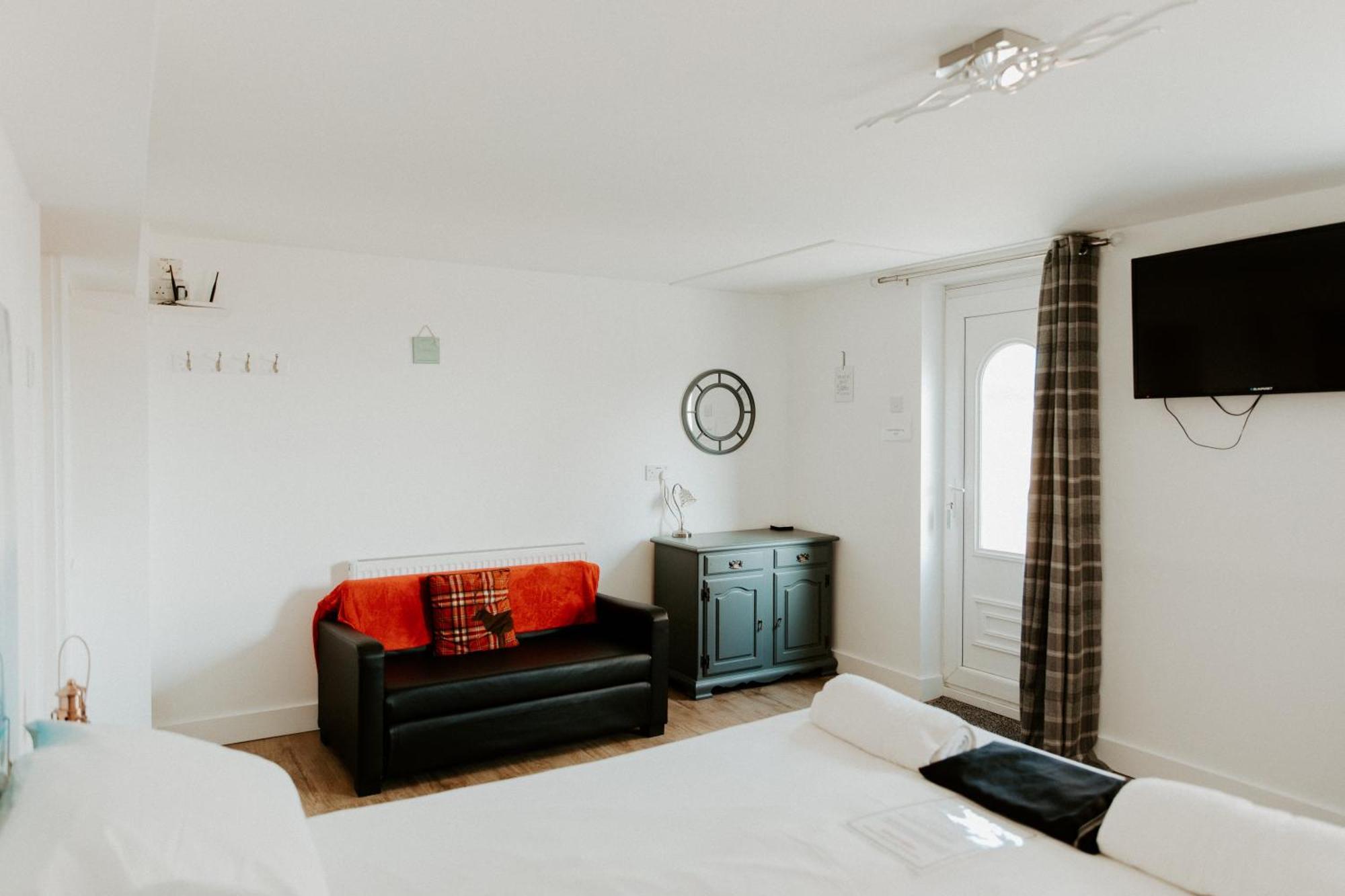 Upside Down House - Sleeps Up To 6 Guests - Great For Family And Friends Gatherings,Corporate Events ,Near Sherwood Forest At Fairview Farm In Nottingham Set In 88 Acres Exterior foto