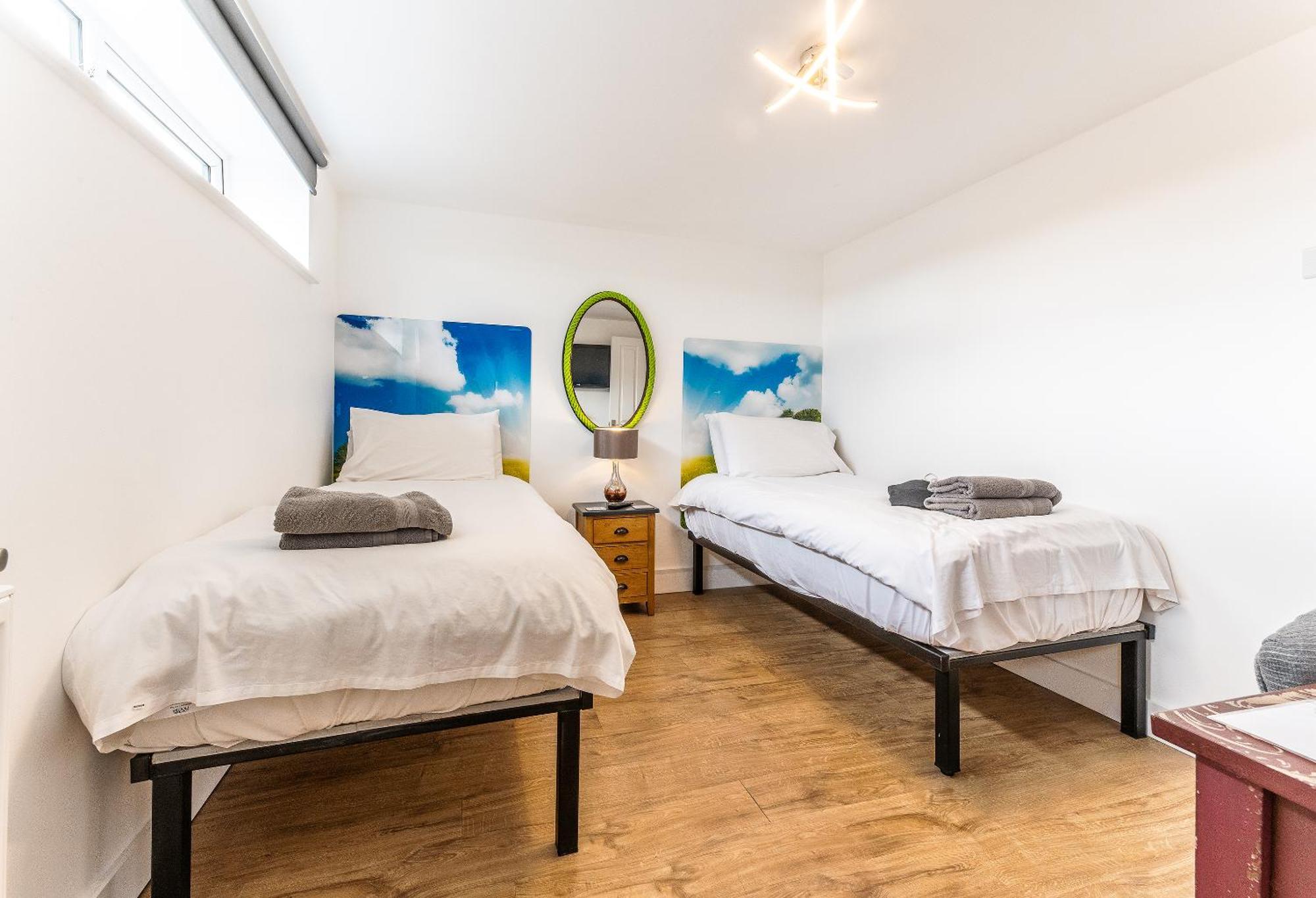 Upside Down House - Sleeps Up To 6 Guests - Great For Family And Friends Gatherings,Corporate Events ,Near Sherwood Forest At Fairview Farm In Nottingham Set In 88 Acres Exterior foto